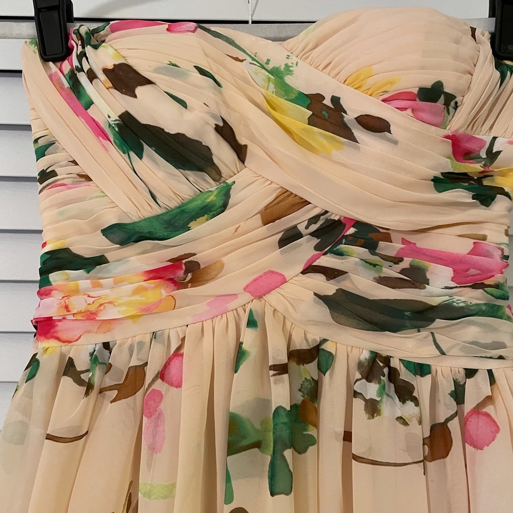 Long dress. Size 2 . Polyester lined.Strapless. - Picture 2 of 3